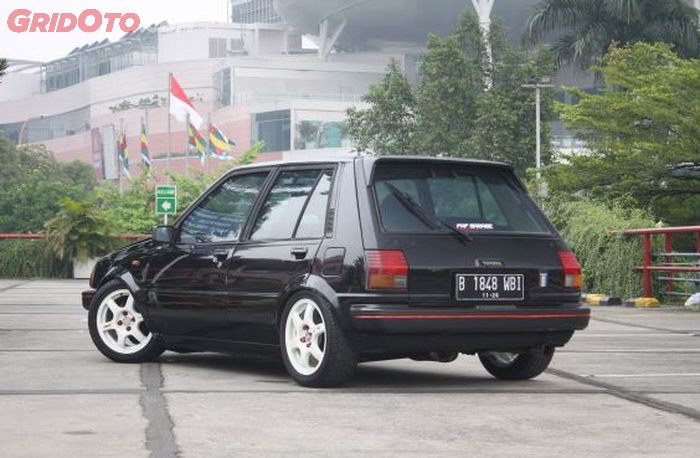 Starlet kotak milik Aldo, tampak belakang