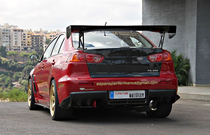 Tampilan belakang Mitsubishi Evo X bergaya racing