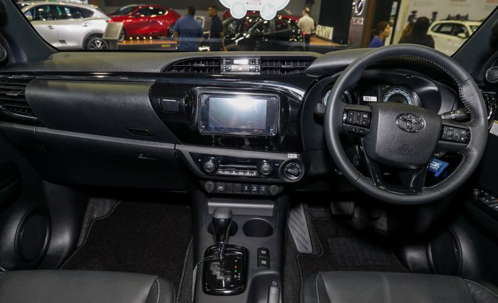 DVD layar sentuh berukuran 6,75 inci di dalam kabin Toyota Hilux Black Edition