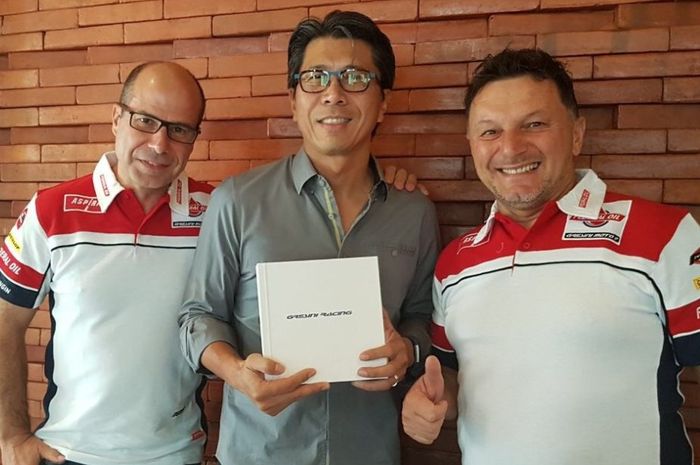 Mulyo Rahardjo, CEO Deltomed Laboratories (tengah) menjadi sponsor baru buat tim Federal Oil Gresini Moto2