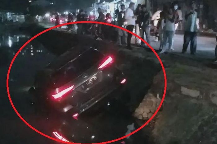 Toyota Fortuner terjungkal ke kali Velbak, Cengkareng, Jakarta Barat, (18/12/21)