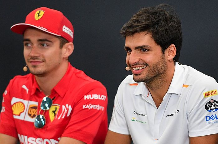 Charles Leclerc dan Carlos Sainz Jr (kanan), menjadi duet pembalap tim Ferrari di balap F1 2021