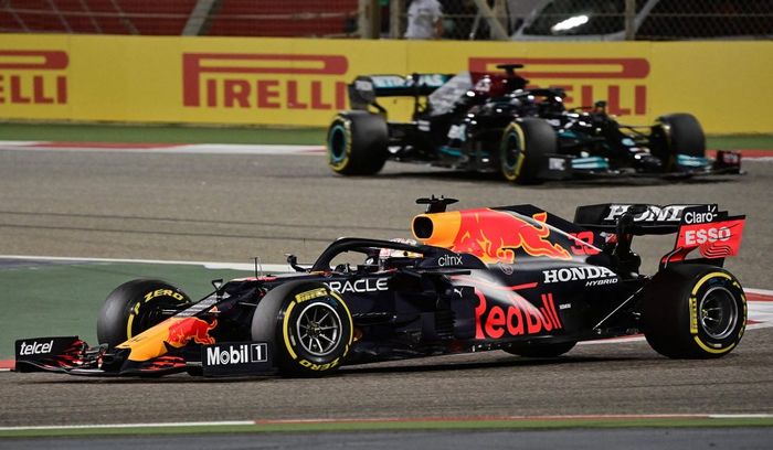 Mobil Red Bull yang memiliki desain rake tinggi, tampak lebih cepat dari mobil Mercedes tahun ini