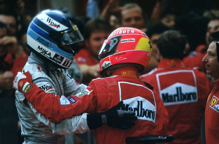 Mika Hakkinen memberi ucapan selamat untuk Michael Schumacher setelah finish F1 Jepang 2000
