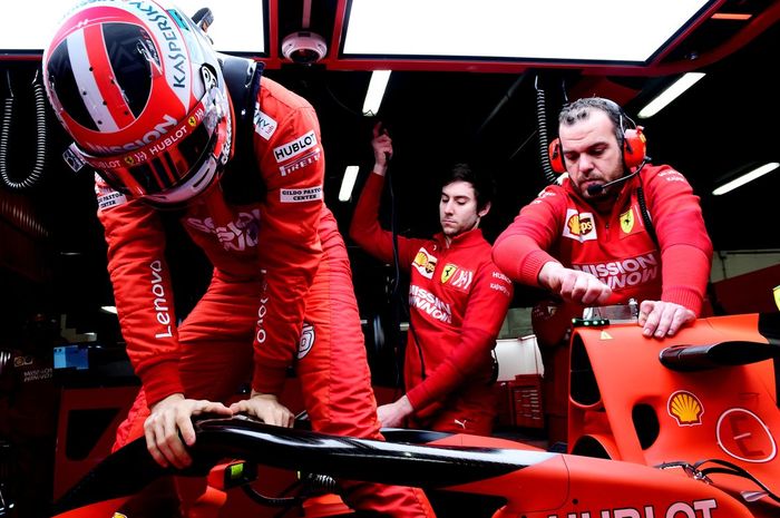 Namun pada musim 2019, proses pemeriksaan mobil ini akan dilakukan oleh tim masing-masing dan bukan FIA