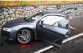 Ngebut di Jalanan Basah, Audi R8 Kecelakaan Sampai Terbelah