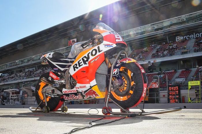 RC213V Marc Marquez sedang dipanaskan bannya