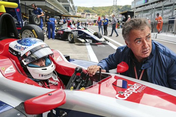 Jean Alesi dan anaknya, Giuliano Alesi. Sudah banyak keluar uang, tersingkir dari akademi Ferrari dan sirna bisa balap F1