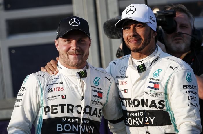 Pembalap Mercedes, Lewis Hamilton (kanan), mengaku sama sekali tak melihat perbedaan dari Valtteri Bottas (kiri) pada F1 2019