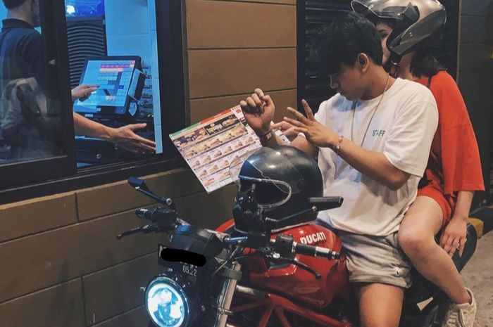 Gaga Muhammad dan Laura Anna mengendarai Ducati Monster.