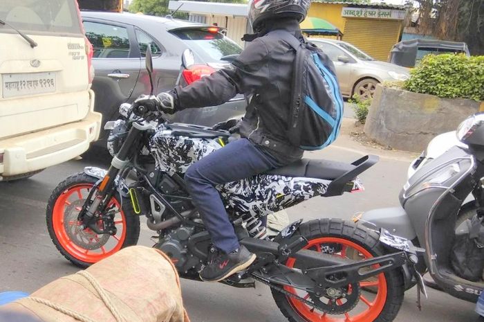 KTM ini punya desain yang bergaya scrambler