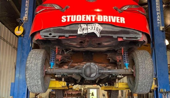 Suspensi standar diganti dengan custom suspensi four-link