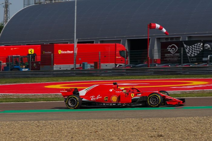 Aksi Mick Schumacher saat di area pelatihan Ferrari dengan mobil SF71H