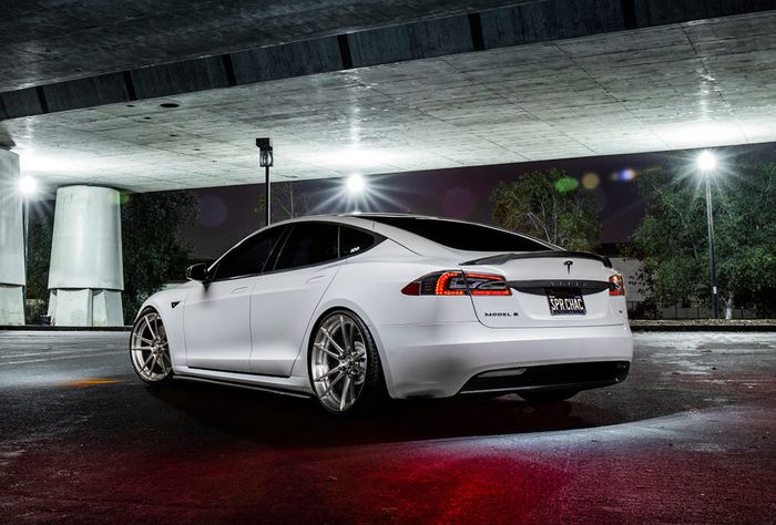 Tampilan belakang modifikasi Tesla Model S gaya simpel sporty