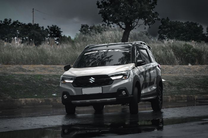 Aquaplaning terjadi ketika ban kehilangan traksi sewaktu melibas genangan air sehingga mobil bisa tergelincir.