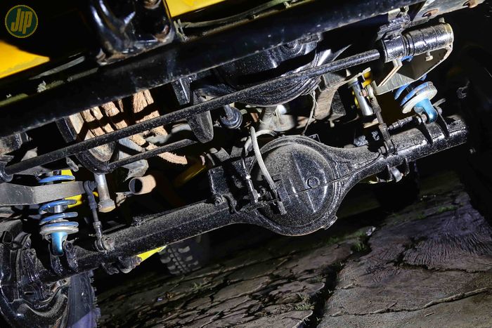 Khusus suspensi belakang Suzuki Jimny ini dirubah menggunakan sistem 4 link, suspensi depan tetap menggandalkan per daun. Sokbreker dipasangi King Shock coilover. 