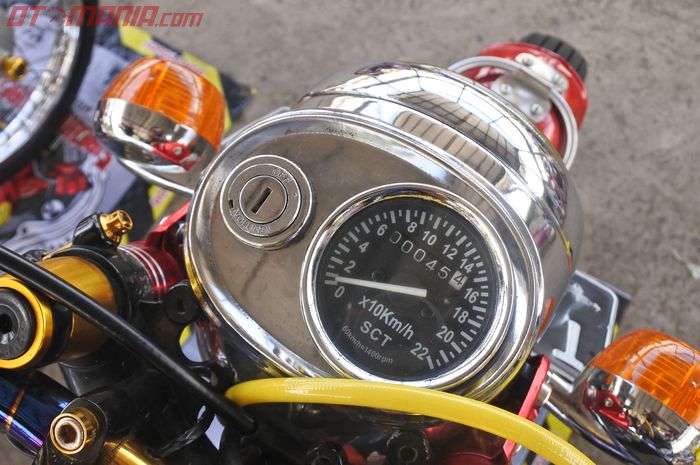 Aksen chrome di area headlamp dan speedometer.