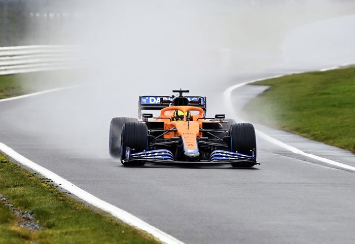 Lando Norris mengemudikan mobil McLaren MCL35M di sirkuit Silverstone, Inggris untuk keperluan syuting film
