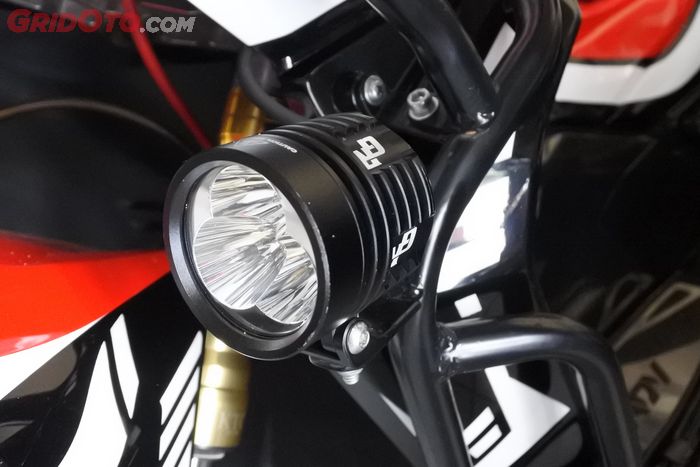 Street Manners: Modifikasi lampu tambahan di crashbar motor touring, aman kah?