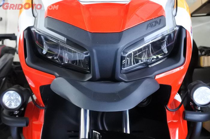 Moncong/ducktail di Honda ADV 150. Mirip Ducati Multistrada, tapi ala-ala. 