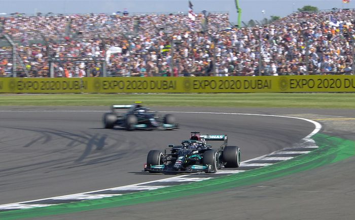 Lewis Hamilton mendapat jalan dari Valtteri Bottas saat berlangsung balap F1 Inggris 2021