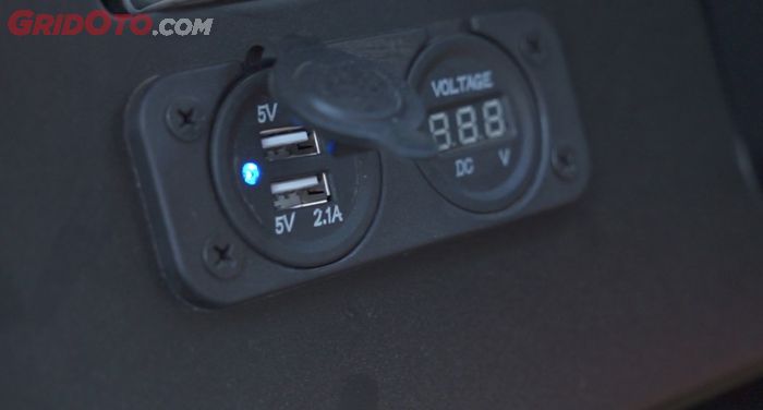 Port USB di dasbor Fin Komodo KD 250 X