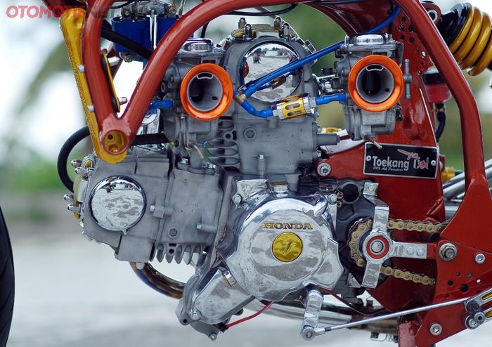 Mesin dua silinder Honda Astrea Prima disuplai bensin dan udara dari karburator Yamaha Scorpio