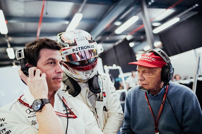 Niki Lauda (kanan) bersama Toto Wolff dan Lewis Hamilton di GP F1 Australia 2018