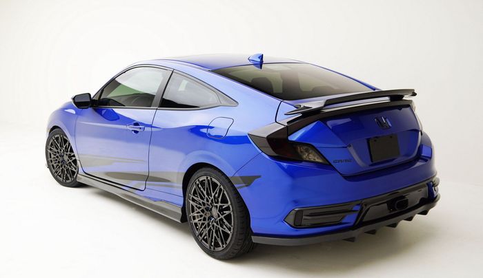 Tampilan belakang Honda Civic dengan diffuser baru yang melindungi knalpot tunggal