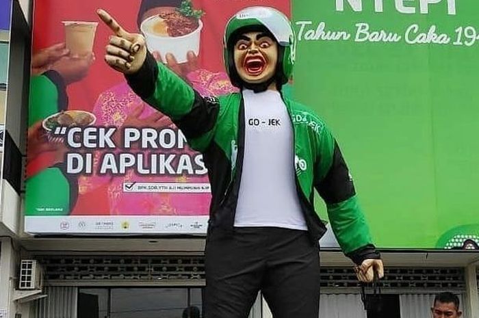 Ogoh-ogoh berbentuk driver ojol