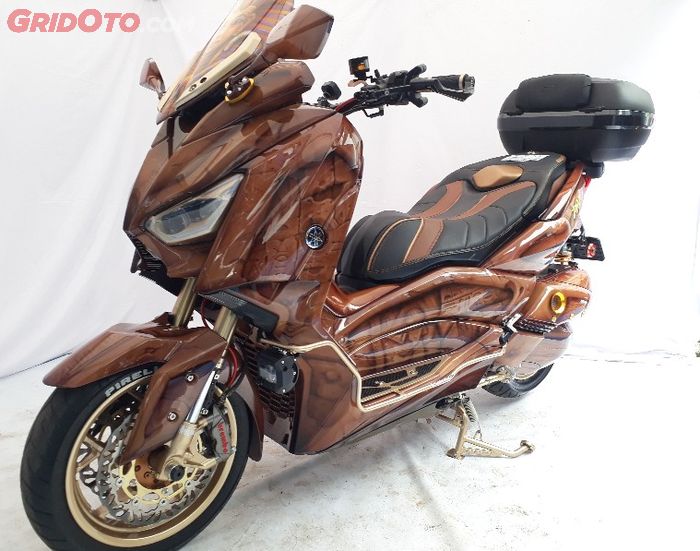 Yamaha XMAX dengan body realis glassurit