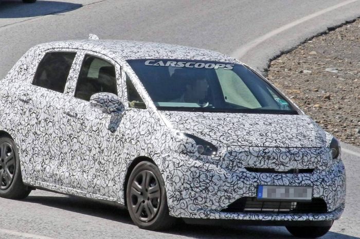 Mobil yang diduga sebagai Honda Jazz baru