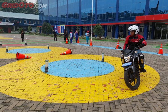 Salah satu fasilitas praktik safety riding di SMK Mitra Industri MM2100, Cikarang, buah kerja sama dengan Yayasan Astra Honda Motor.