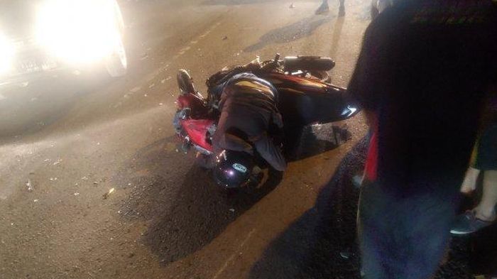 Dua pengendara sepeda motor terlibat kecelakaan adu banteng di Jalan Pantura Kaliwungu tepatnya di depan rumah makan Salsabil pada Selasa (9/7) pukul 20.35