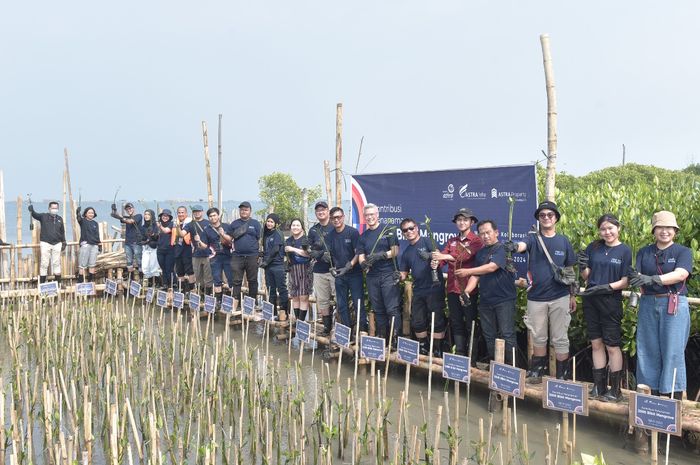 Penanaman 3.000 bibit mangrove di Tambakrejo, Semarang, oleh tiga entitas bisnis Astra Group.
