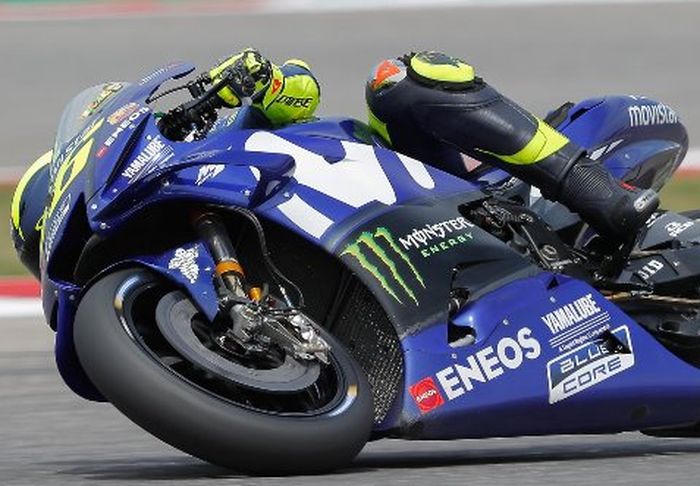 Yamaha M1 milik Valentino Rossi juga sudah pakai sok depan bahan serat karbon