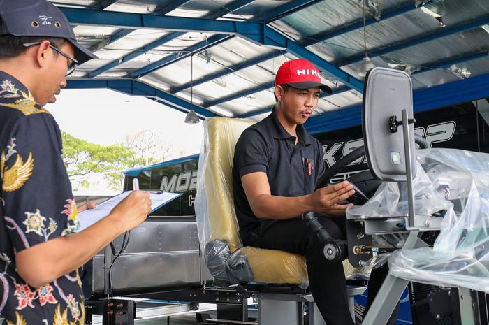 Pelatihan sopir digelar PT Hino Motors Sales Indonesia (HMSI), bertajuk Hino Driving School (HDS) batch pertama