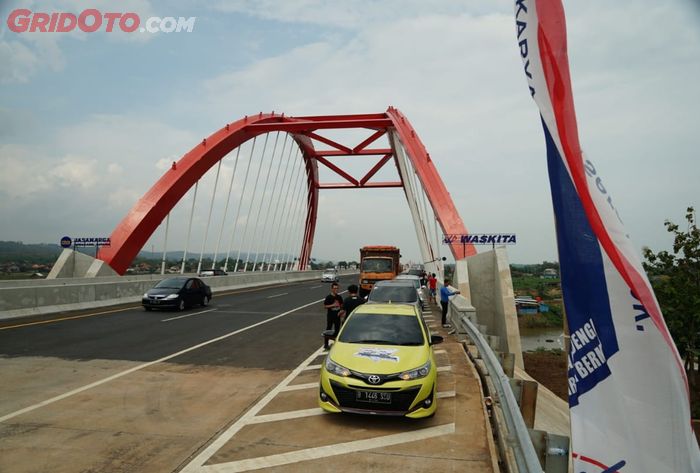 Banyak yang tertarik berhenti di Jembatan Kali Kuto di Tol Trans Jawa