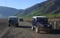 Gunung Bromo Tak Hanya Lautan Pasir, Tapi Juga Lautan Mobil 4x4