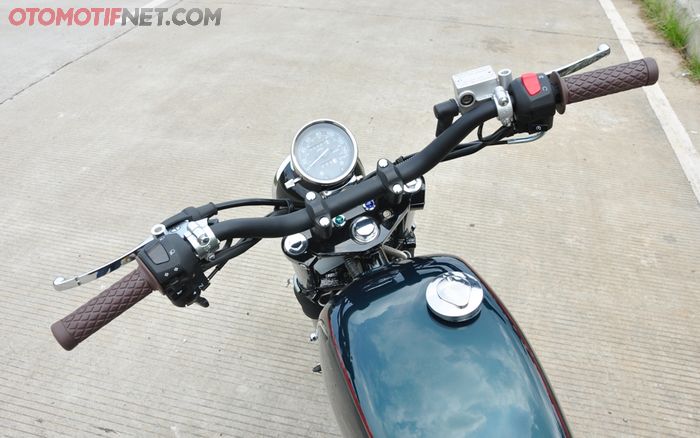 Setang plus raiser bawaan Benelli Patagonian Eagle diganti part aftermarket, jadi baplang khas scrambler