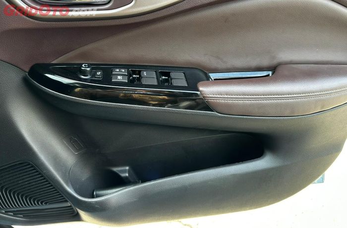 Di setiap door stim Suzuki Fronx dilengkapi dengan bottle holder dan door pocket 