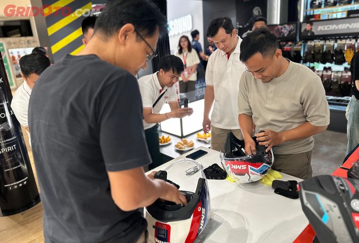 Game Challenge siapa cepat lepas pasang helm diganjar hadiah helm SMK dan Studds