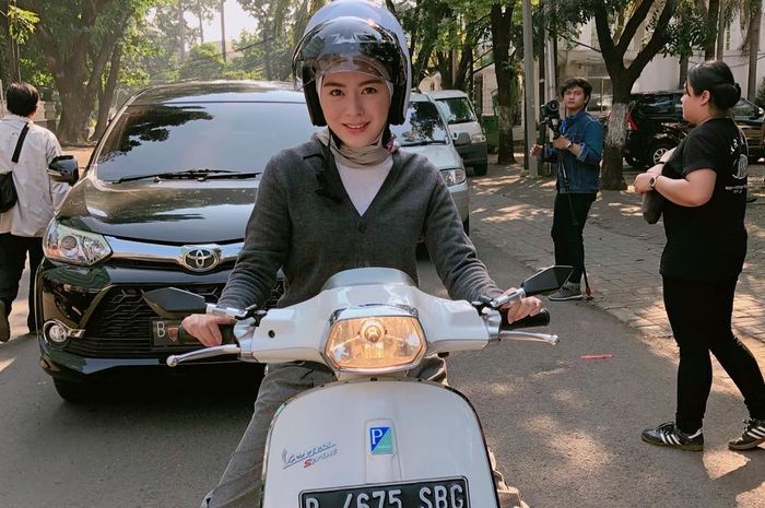 Siapa bisa nolak, kalau driver ojek online  itu Ayana Jihye Moon?