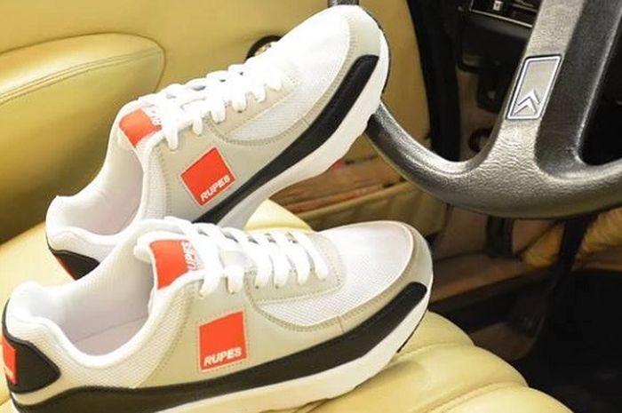 Lakukan hal ini jika sering simpan sepatu di dalam mobil agar kabin mobil tidak bau. 