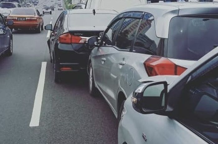 Mitsubishi Outlander Sport, Toyota Etios Valco, Daihatsu Gran Max, Honda City, Mobilio dan Avanza tabrakan beruntun di tol Cawang-Grogol