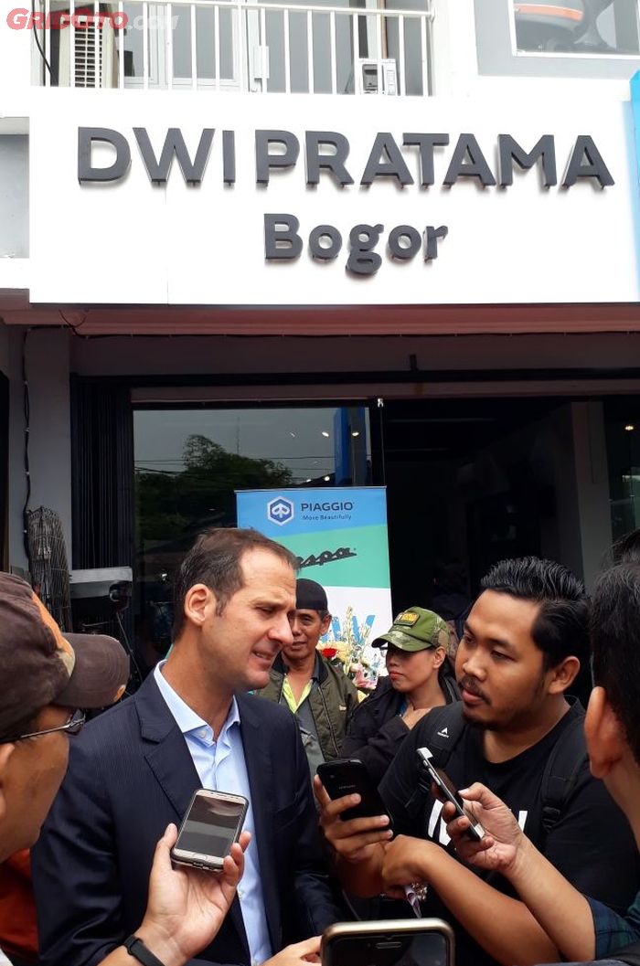 President Director PT Piaggio Indonesia, Marco Noto La Diega saat peresmian dealer Dwi Pratama di Dramaga, Bogor, Jawa Barat