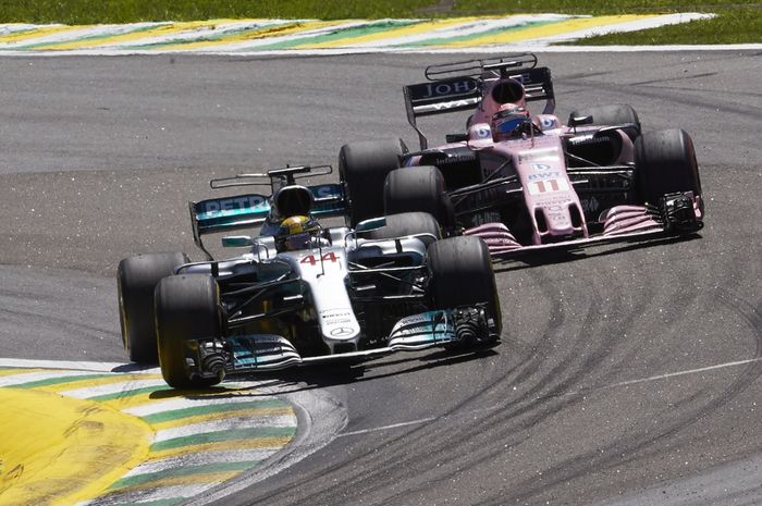 Pembalap Mercedes Lewis Hamilton saat bertarung dengan Sergio Perez dari Force India di GP F1 Brasil 2017, akankah nantinya ada kolaborasi di antara kedua tim ini?