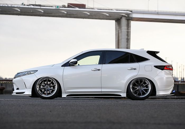 Modifikasi Toyota Harrier ditopang kaki-kaki kandas dan pakai pelek 20 inci