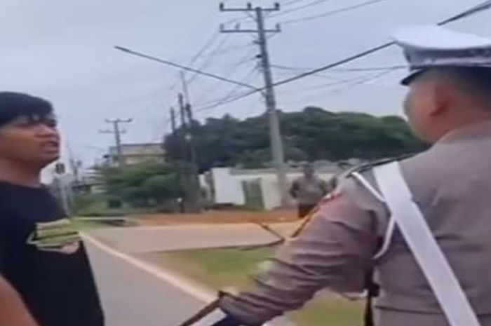 Sopir truk terlibat cekcok dengan polisi perkara kaca dipecah