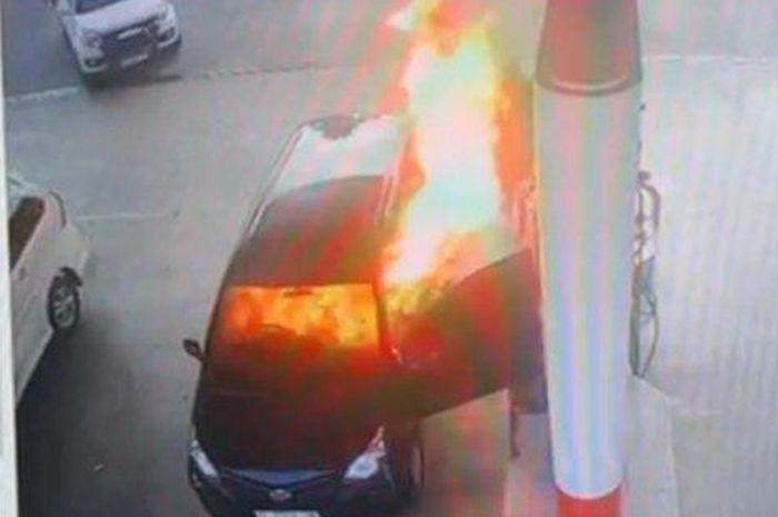 Daihatsu Sigra meledak saat isi BBM di SPBU, dua orang di kabin ikut dirembeti api
